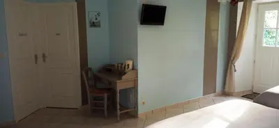 Télévision ou salle de divertissement dans l'établissement AU NID DOUILLET DE LA FERME CHAUVET