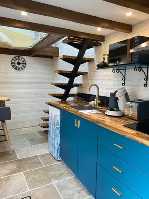 Cuisine ou kitchenette dans l'établissement La Tiny Blue - maison insolite pour 2 - sans Tv