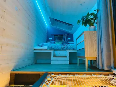 Cuisine ou kitchenette dans l'établissement La Tiny Blue - maison insolite pour 2 - sans Tv