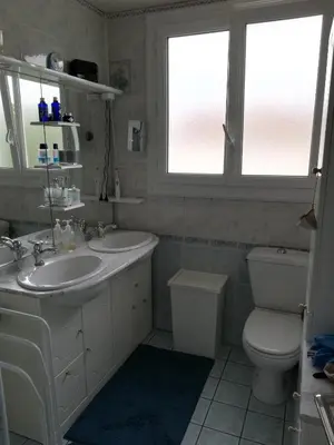 Salle de bains dans l'établissement PROCHE CIRCUIT 24 HEURES