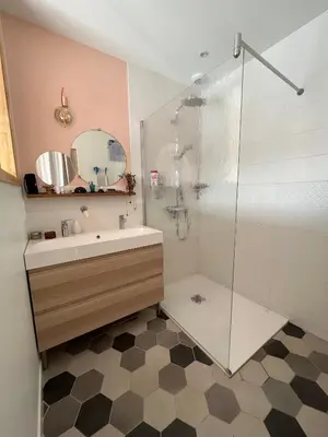 Salle de bains dans l'établissement Maison idéale circuit-7 pers-proximité hyper centre, transports et tranquillité