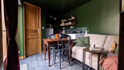 Cuisine ou kitchenette dans l'établissement Le Cottage et la Tiny des Cartes - 2 maisons
