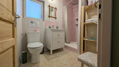 Salle de bains dans l'établissement Le Cottage et la Tiny des Cartes - 2 maisons