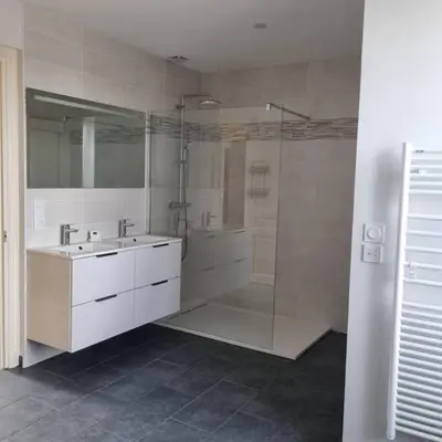 Salle de bains dans l'établissement Ancienne ferme rénovée