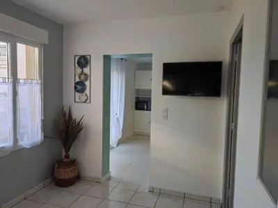 Télévision ou salle de divertissement dans l'établissement Gîte Les Deux Ailes