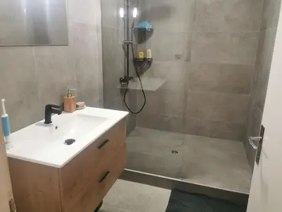 Salle de bains dans l'établissement Homestay - Chambre chez habitant, Gare, Châteaux et Loire à Vélo