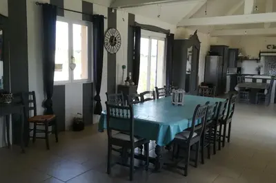 Cuisine ou kitchenette dans l'établissement Gîte 16 personnes(Zoo La Flèche, 24h du Mans)