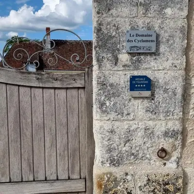 Certificat, récompense, panneau ou autre document affiché dans l'établissement Le Domaine des Cyclamens