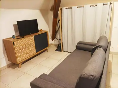 Télévision ou salle de divertissement dans l'établissement Studio en pleine campagne avec jardin privatif