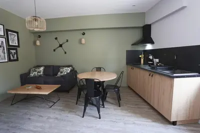 Cuisine ou kitchenette dans l'établissement Maison Le Lodge- Centre Doué la Fontaine proche zoo
