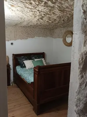 Un ou plusieurs lits dans un hébergement de l'établissement Gite des Perreyeurs - maison troglodyte avec vue sur Loire