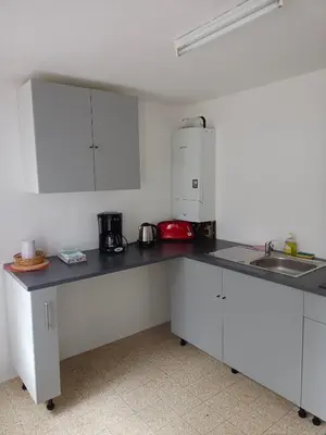 Cuisine ou kitchenette dans l'établissement Petite maison étape Loire à vélo ou Compostelle