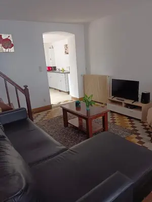Télévision ou salle de divertissement dans l'établissement Petite maison étape Loire à vélo ou Compostelle