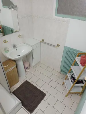 Salle de bains dans l'établissement Petite maison étape Loire à vélo ou Compostelle