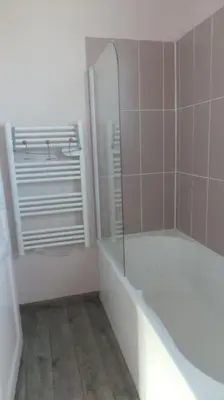 Salle de bains dans l'établissement MAISON 4 chambres 12 pers à 2,8KM DU CIRCUIT et proche BOULERIES JUMP