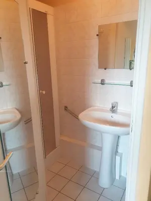 Salle de bains dans l'établissement Coliwork Le Saint Romain