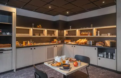 Cuisine ou kitchenette dans l'établissement Kyriad Tours Sud - Ballan Mire