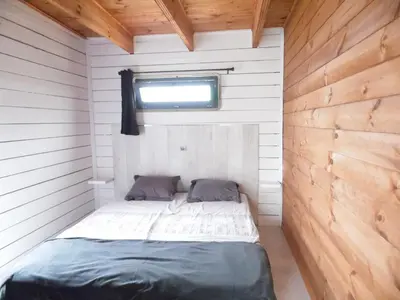 Un ou plusieurs lits dans un hébergement de l'établissement Chalet cosy climatisé avec parking et Internet