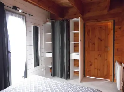 Un ou plusieurs lits dans un hébergement de l'établissement Chalet cosy climatisé avec parking et Internet