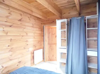 Un ou plusieurs lits dans un hébergement de l'établissement Chalet cosy climatisé avec parking et Internet
