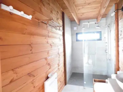 Salle de bains dans l'établissement Chalet cosy climatisé avec parking et Internet