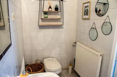 Salle de bains dans l'établissement Gîte rénové avec piscine au cœur de Vendôme
