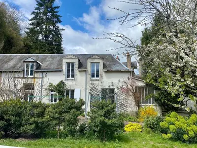 Jardin de l'établissement Gîte rénové avec piscine au cœur de Vendôme