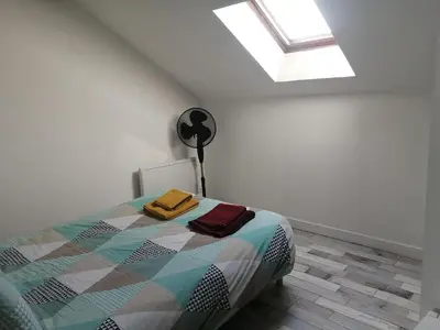 Un ou plusieurs lits dans un hébergement de l'établissement Appartement climatisé avec parking privé gratuit