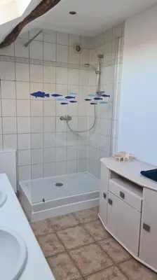 Salle de bains dans l'établissement Gîte La Gouletterie classé 3* avec piscine