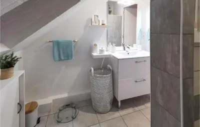 Salle de bains dans l'établissement Cozy Home In La Chapelle-Vendômoise