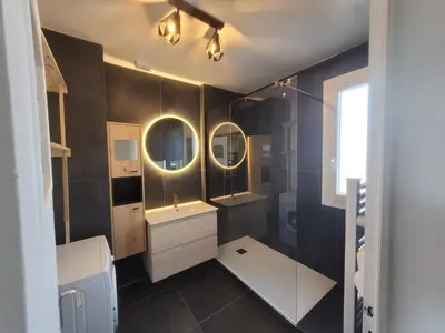 Salle de bains dans l'établissement Maison familiale, quartier calme
