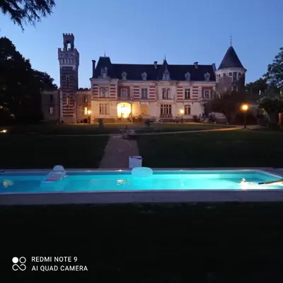 Piscine de l'établissement la tour carrée d'un chateau ou située à proximité