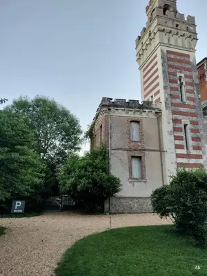 Jardin de l'établissement la tour carrée d'un chateau