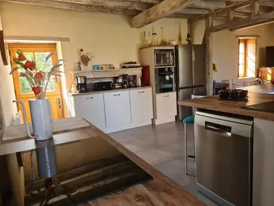 Cuisine ou kitchenette dans l'établissement Longère sarthoise rénovée, à 20 min du Mans, 4 chambres, poêle à granulés, parking privé - FR-1-410-376