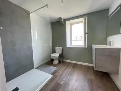 Salle de bains dans l'établissement Le Logis de la Place