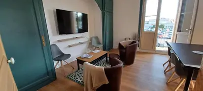 Télévision ou salle de divertissement dans l'établissement Le Logis de la Place