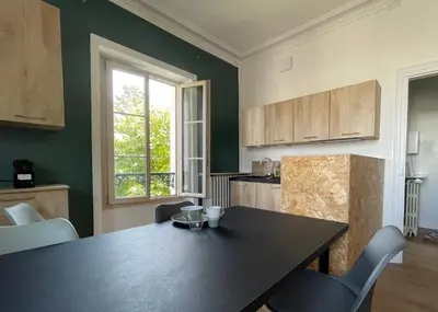 Cuisine ou kitchenette dans l'établissement Le Logis de la Place