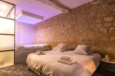 Un ou plusieurs lits dans un hébergement de l'établissement Balnéo - Les Pieds dans le Château