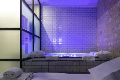 Salle de bains dans l'établissement Balnéo - Les Pieds dans le Château