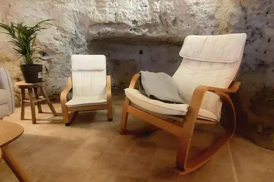 Coin salon dans l'établissement Troglo entre Caves et Châteaux