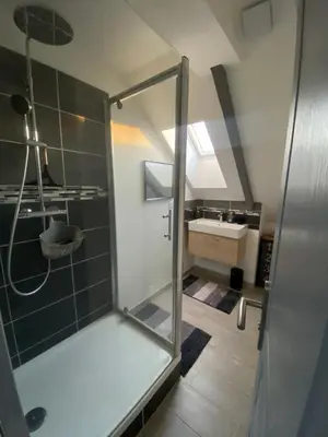 Salle de bains dans l'établissement Logement au calme à 20 minutes a pied du circuit avec garage privé