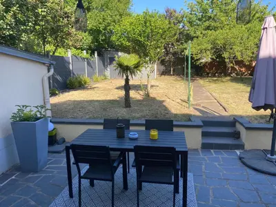 Jardin de l'établissement Logement au calme à 20 minutes a pied du circuit avec garage privé