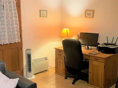 Télévision ou salle de divertissement dans l'établissement La Maison Tournesol - 3 bedroom house with large garden near Saumur