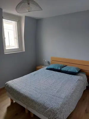 Un ou plusieurs lits dans un hébergement de l'établissement Maison familiale centre ville avec Parking