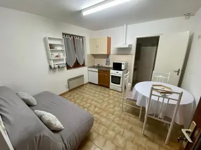 Cuisine ou kitchenette dans l'établissement Logement individuel circuit 24h du Mans ou autre