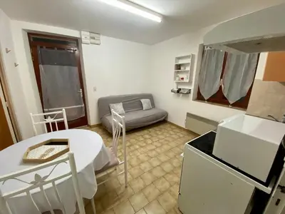 Cuisine ou kitchenette dans l'établissement Logement individuel circuit 24h du Mans ou autre