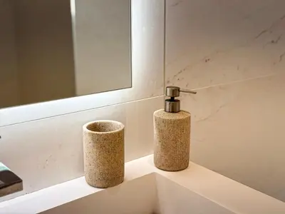 Salle de bains dans l'établissement Les Trois Cyprès