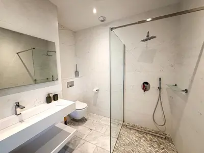 Salle de bains dans l'établissement Les Trois Cyprès