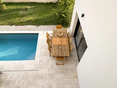 Piscine de l'établissement Les Trois Cyprès ou située à proximité