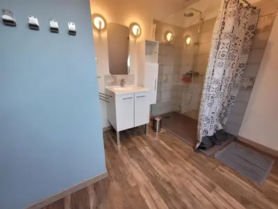 Salle de bains dans l'établissement Location 24 heures du Mans auto